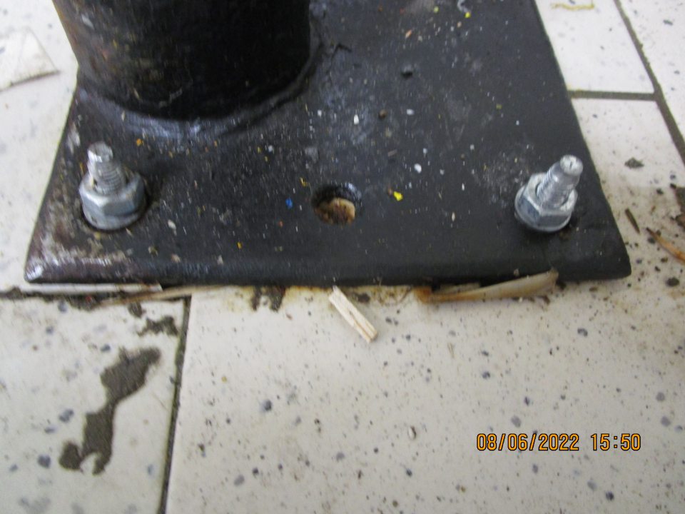 olámaná plastová lišta a a znečistená podlaha v okolí kovového stĺpika