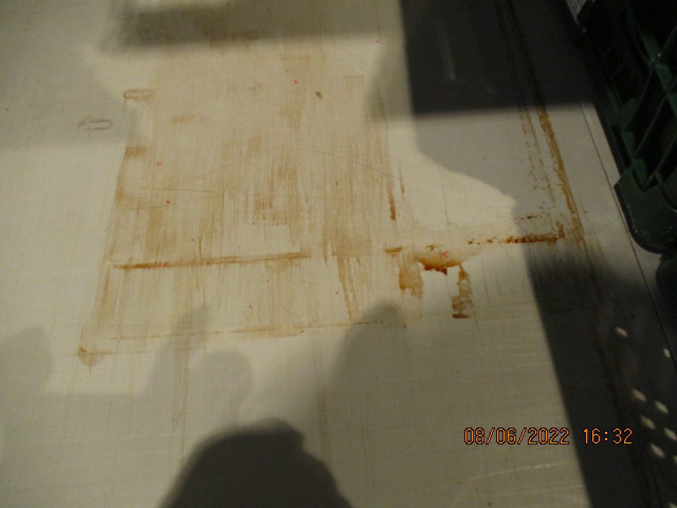 na predaj. mieste s citrusmi stôl znečistený lepkavou zasušenou šťavou