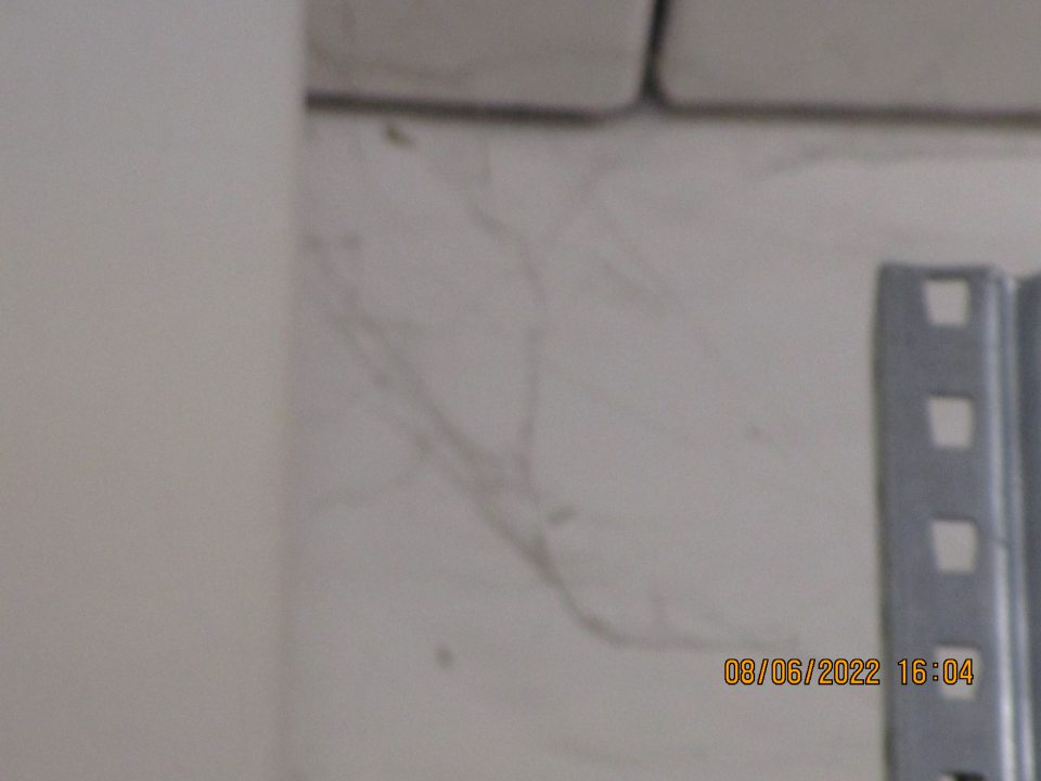 v zázemí výskyt pavučín a znečistenej podlahy