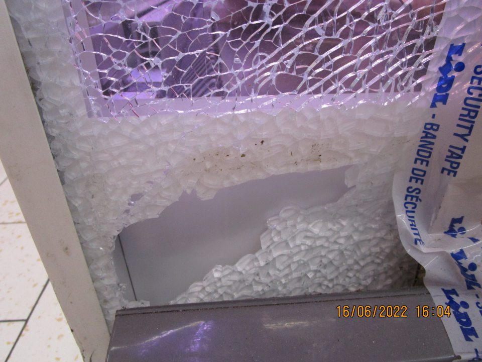 na predajnej ploche v chladiacej vitríne s uskladnenou hydinou sklo na bočnej stene rozbité v rozsahu cca 70 cm x 170 cm, prelepené v hornej časti s ostrými hranami, na spodnej časti vypadnuté v rozsahu 12 cmx 8 cm