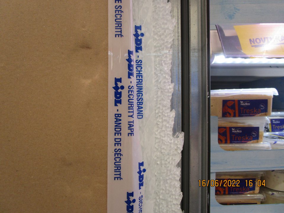 na predajnej ploche v chladiacej vitríne s uskladnenou hydinou sklo na bočnej stene rozbité v rozsahu cca 70 cm x 170 cm, prelepené v hornej časti s ostrými hranami, na spodnej časti vypadnuté v rozsahu 12 cmx 8 cm