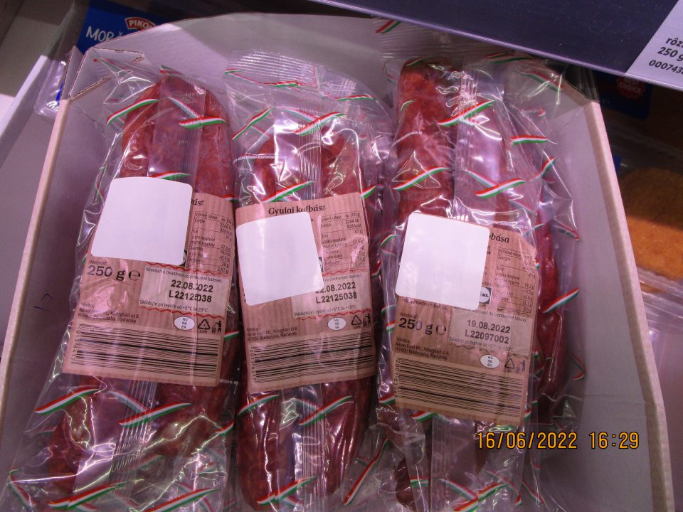 2 druhoy maďarskej klobásy- Csabai a Gyulai boli pnúkané na predaj s prelepenými údajmi uvedenými prevádzkovateľom podniku na spotrebiteľskom balení