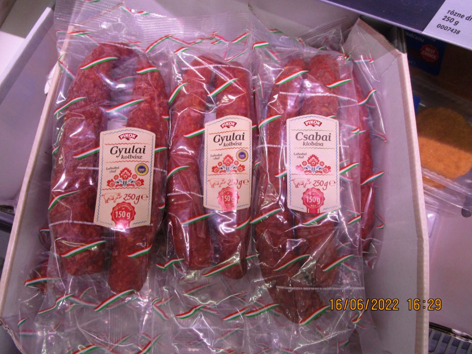2 druhoy maďarskej klobásy- Csabai a Gyulai boli pnúkané na predaj s prelepenými údajmi uvedenými prevádzkovateľom podniku na spotrebiteľskom balení
