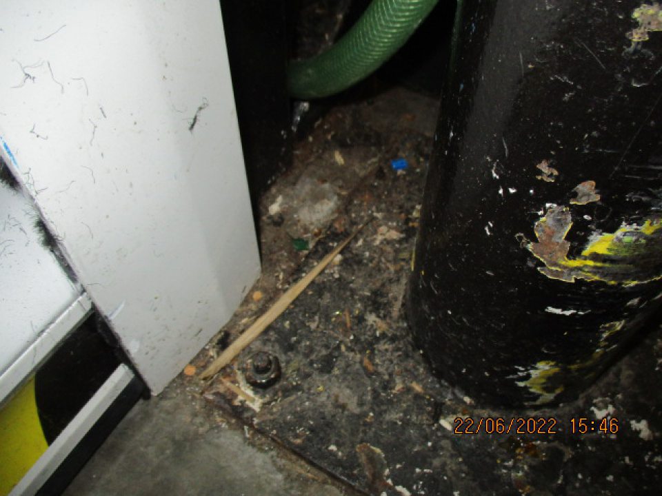 v sklade pod umývadlom na podlahe výskyt prach a nečistôt