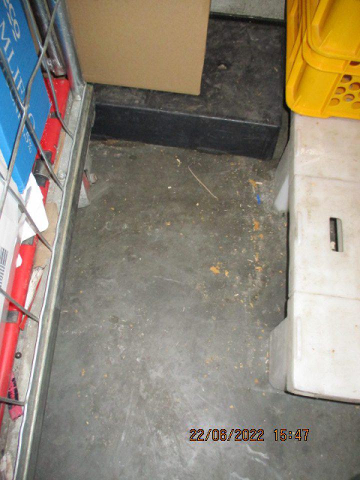 v zázemí prevádzky znečistená podlaha nealkoholickým pivom a výskyt mravcov