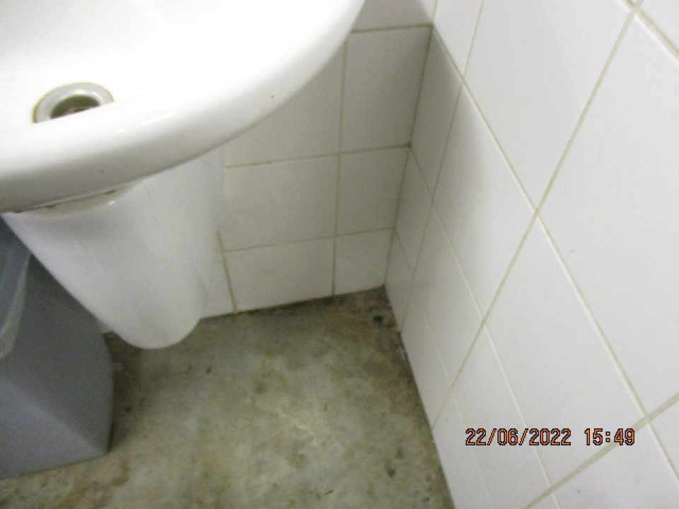 v sklade pod umývadlom na podlahe výskyt prach a nečistôt