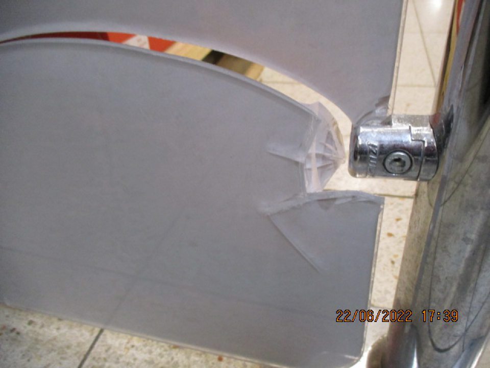 dopek pekárenských výrobkov - poškodená plastová zástena