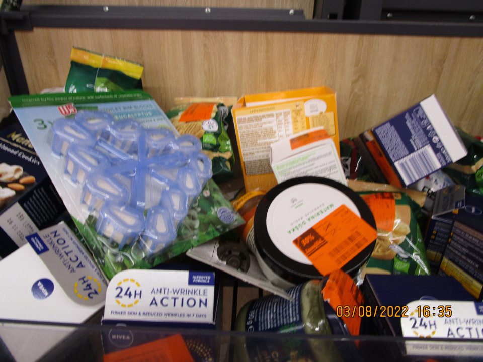 na predajnej ploche boli umiestnené a ponúkané na predaj konečnému spotrebiteľovi nezlučiteľné druhy výrobkov, a to drogistický tovar spolu s potravinami 