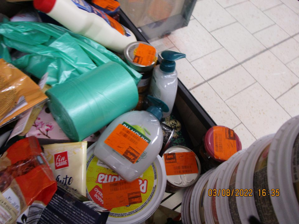 na predajnej ploche boli umiestnené a ponúkané na predaj konečnému spotrebiteľovi nezlučiteľné druhy výrobkov, a to drogistický tovar spolu s potravinami