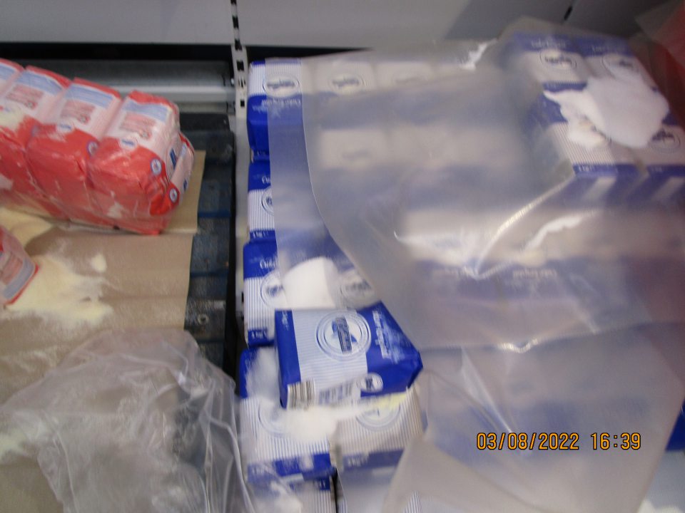  na predajnej ploche bola umiestnená paleta s uloženou múkou a kryštálovým cukrom s(poškodené spotrebiteľské balenia) roztrhnuté a rozsypané na palete a za paletou