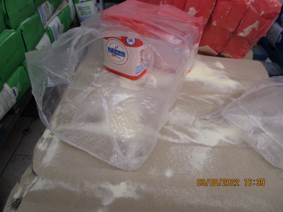 na predajnej ploche bola umiestnená paleta s uloženou múkou a kryštálovým cukrom s(poškodené spotrebiteľské balenia) roztrhnuté a rozsypané na palete a za paletou