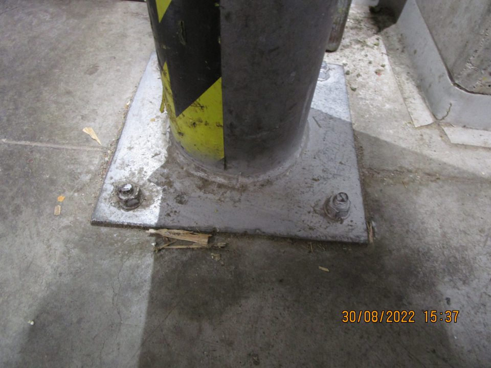  v zázemí prevádzky pri vstupných dverách po oboch stranách kovových stĺpikoch na podlahe nános prachu, nečistôt a drevených úlomkov