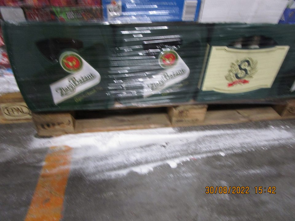 pri paletách s nealkoholickými nápojmi znečistená podlaha rozsypaným cukrom 