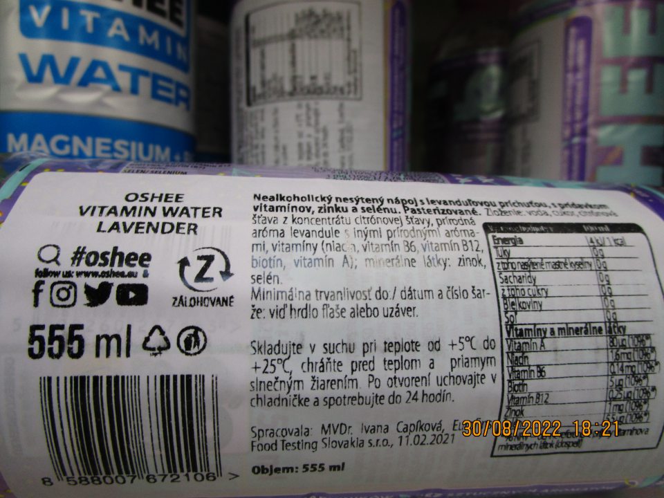 na predajnej ploche ponúkaný na predaj konečnému spotrebiteľovi nealkoholický nesýtený nápoj s príchuťou vitamínov, zinku a selénu-chýbal na etikete údaj o výrobcovi, dovozcovi a distribútorovi
