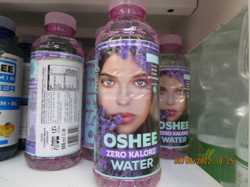 na predajnej ploche ponúkaný na predaj konečnému spotrebiteľovi nealkoholický nesýtený nápoj s príchuťou vitamínov, zinku a selénu-chýbal na etikete údaj o výrobcovi, dovozcovi a distribútorovi