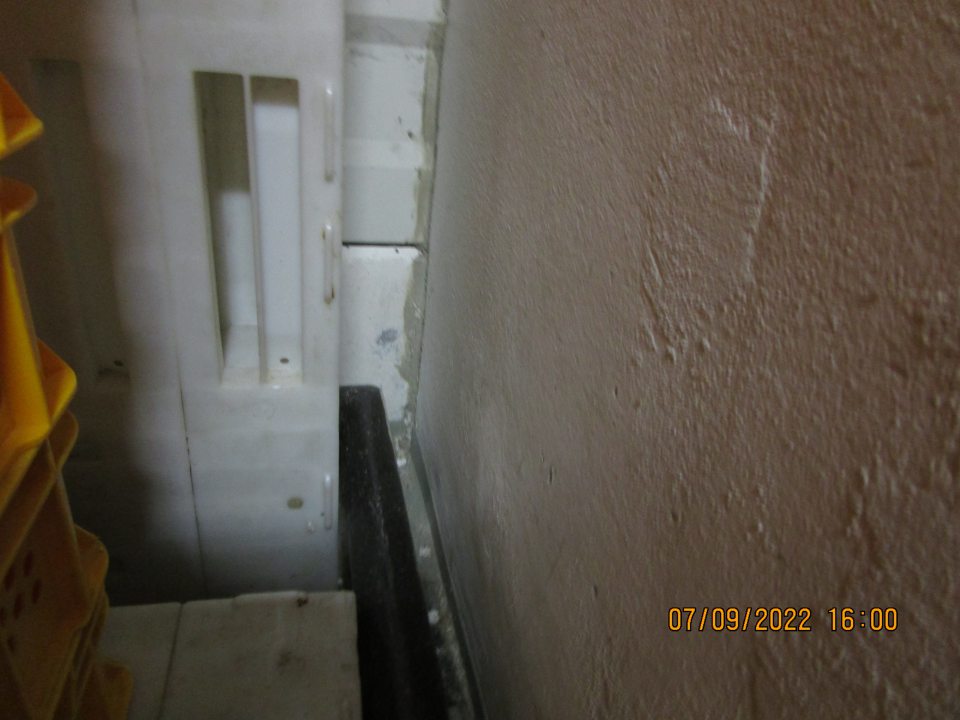 - výskyt opadanej omietky a a nečistôt - výskyt nánosu nečistôt na podlahe pod umývadlom