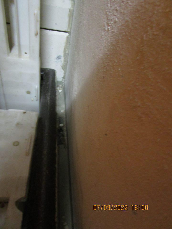 - výskyt opadanej omietky a  nečistôt, výskyt nánosu nečistôt na podlahe pod umývadlom