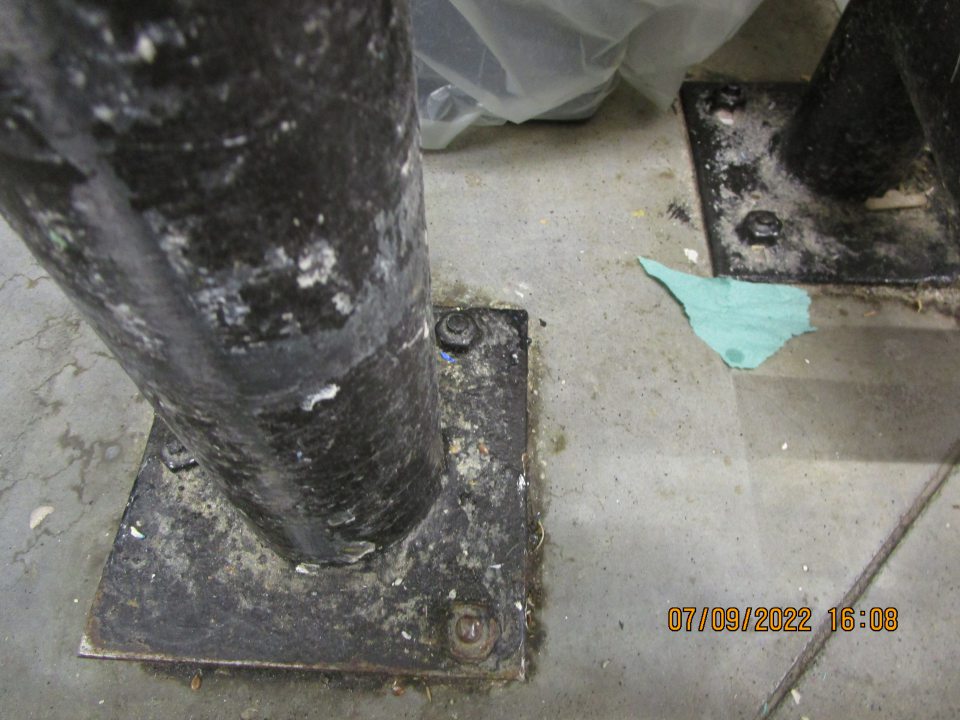 - výskyt opadanej omietky a  nečistôt, výskyt nánosu nečistôt na podlahe pod umývadlom