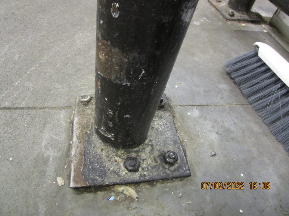 - výskyt opadanej omietky a a nečistôt - výskyt nánosu nečistôt na podlahe pod umývadlom