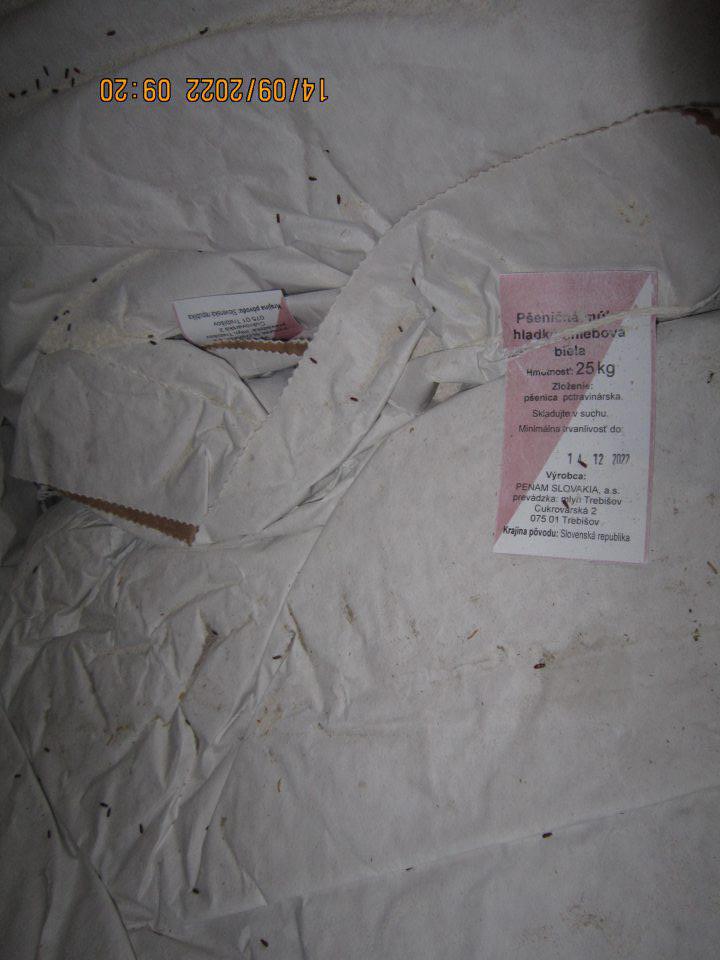 23 zatorených vriec pšeničnej múky hladkej chlebovej bielej 25 kg balenie, DMT: 14.12.2022, výrobca: výrobca: PENAM SLOVAKIA, a.s., prevádzka Mlyn Trebišov v celkovom množstve 575 kg, múka bola v zatvorených vreciach, na ktorých sa nachádzali živí škodcovia ( potemník), následne po otverení sa škodcovia nachádzali aj vo vnútri vriec