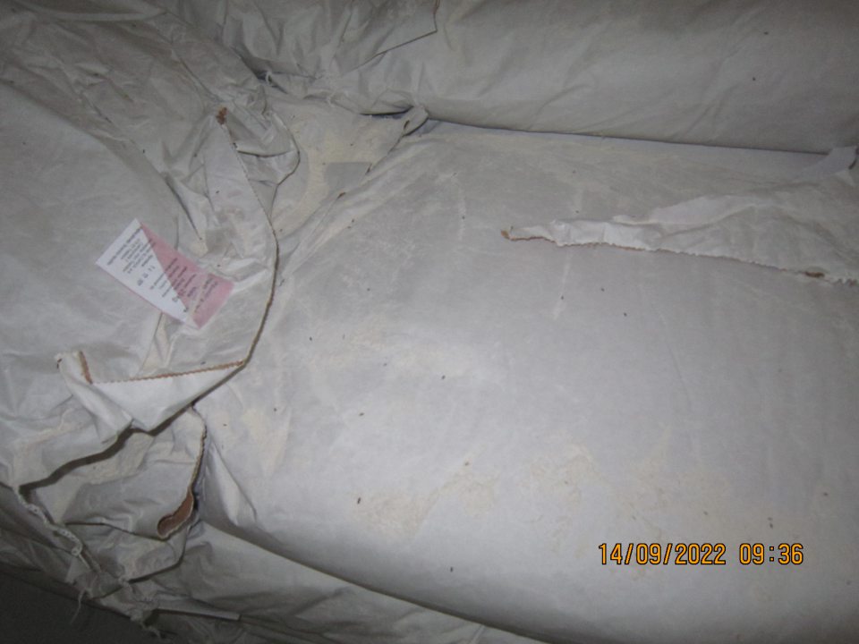 23 zatvorených vriec pšeničnej múky grahamovej 25 kg balenie, DMT: 12.01.2023, Výrobca: PENAM SLOVAKIA, a.s., prevádzka Mlyn Trebišov v celkovom množstve 575 kg, múka bola v zatvorených vreciach, na ktorých sa nachádzali živí škodcovia ( potemník), následne po otvorení sa škodcovia nachádzali aj vo vnútri vriec