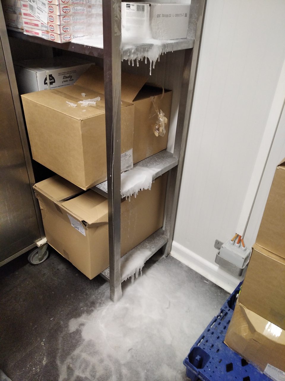 V 2 mraziacich boxoch výskyt hrubej vrstvy ľadu na podlahe a na krabiciach s mrazenými pek. polotovarmi.