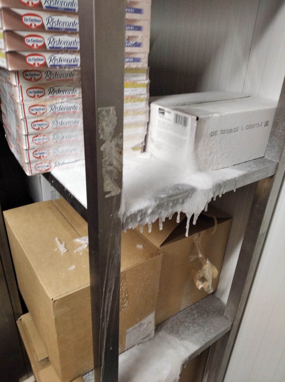 V 2 mraziacich boxoch výskyt hrubej vrstvy ľadu na podlahe a na krabiciach s mrazenými pek. polotovarmi.