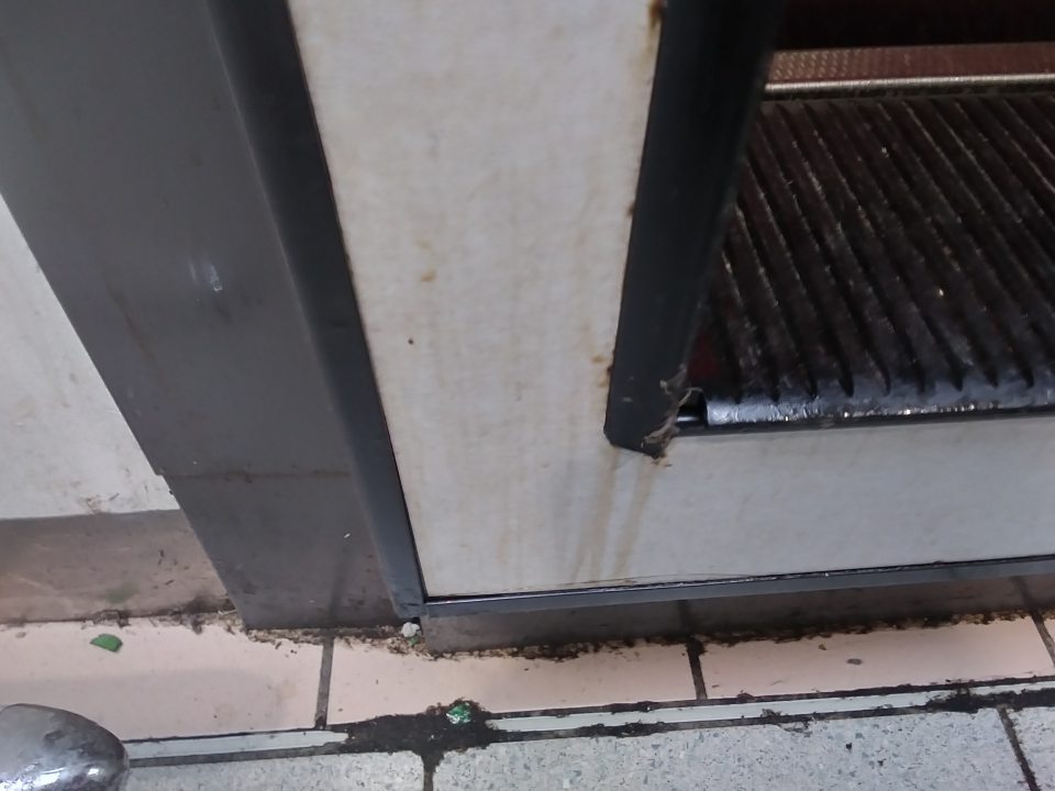 znečistená podlaha v okolí automatu