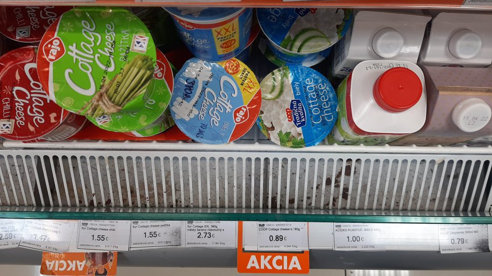 1. Znečistená chladiaca vitrína v mieste predaja mliečnych výrobkov.