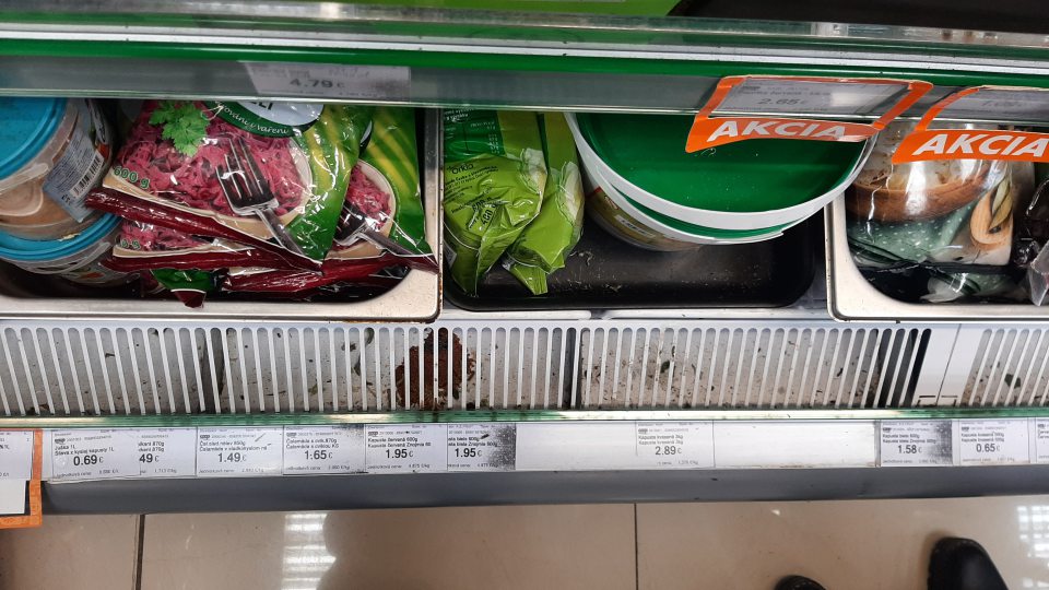 2. Znečistená chladiaca vitrína v mieste predaja čalamád.