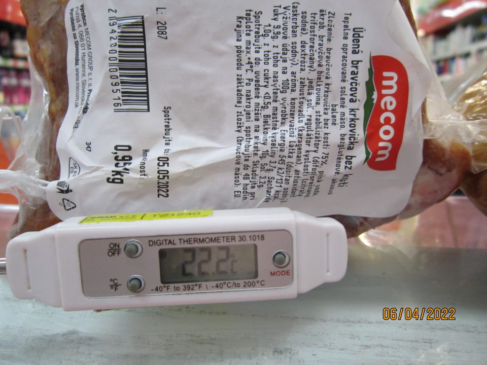 1. Uchovávanie mäsových výrobkov pri nevyhovujúcej teplote +22,2°C mimo chladiaceho zariadenia, pričom výrobca deklaruje na obale výrobku skladovať pri teplote max. +4°C.