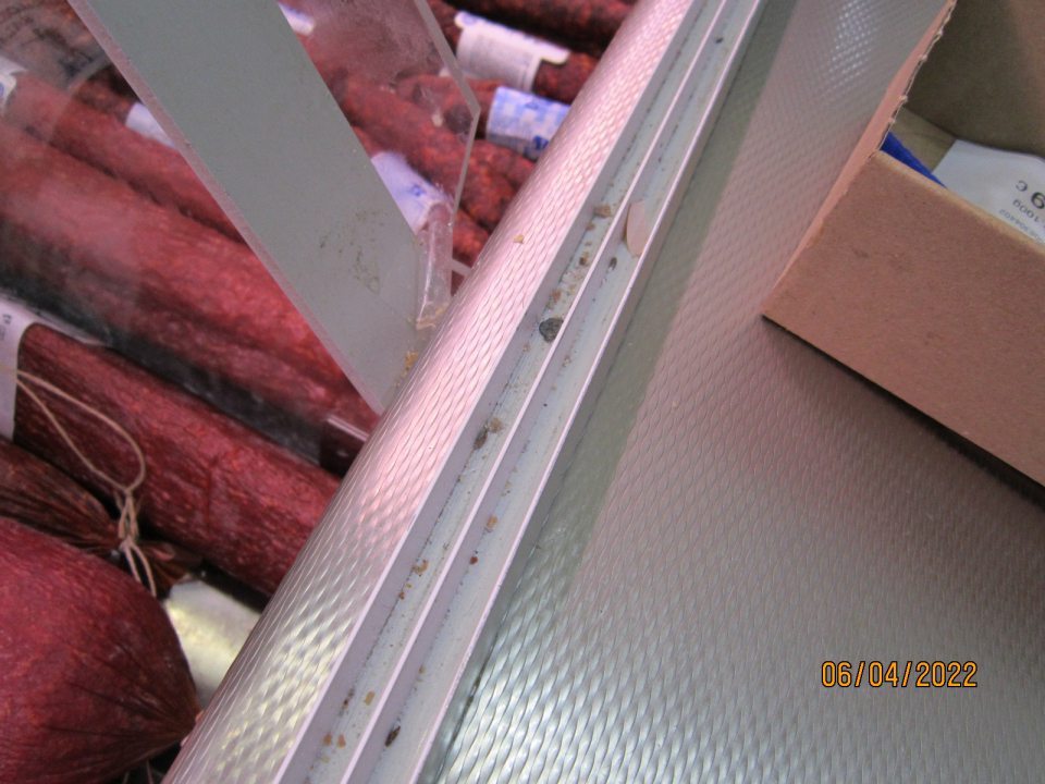 2. Znečistená chladiaca vitrína na mäsové výrobky - drážky posuvných dverí- zbytkami potravín.