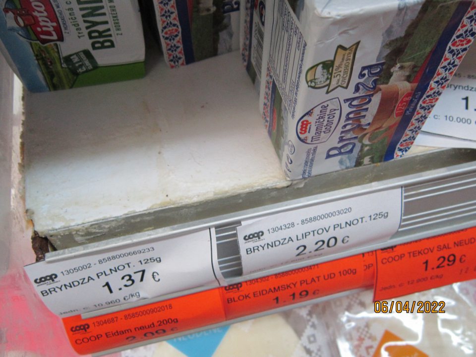 3. Znečistené chladiace zariadenie na mliečne výrobky v mieste predaja bryndze - zarečené zvyškami potravín.