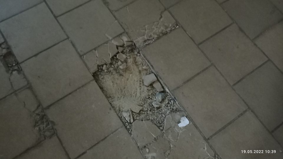 1. Poškodená podlaha v sklade