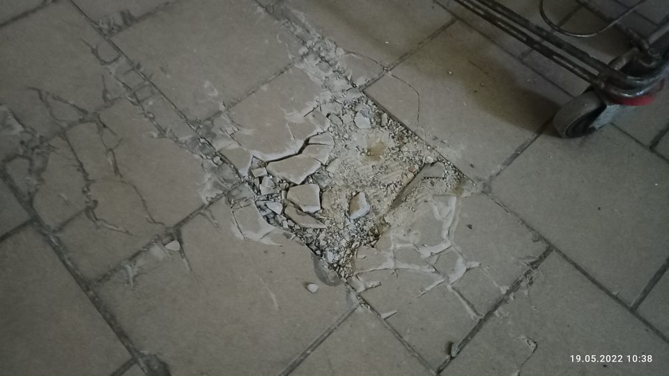 2. Poškodená podlaha v sklade