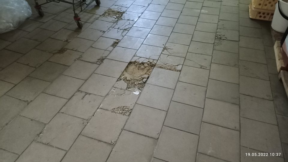 3. Poškodená podlaha v sklade