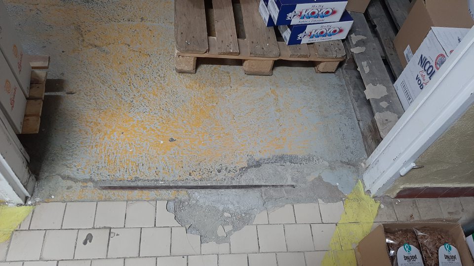 1. Poškodená podlaha v suchom sklade potravín