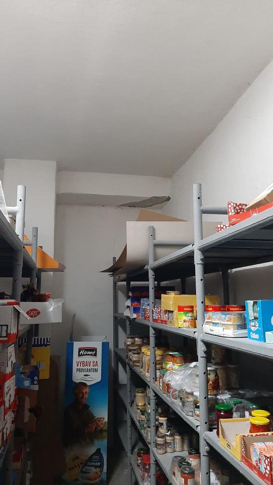 2. Odpadnutá omietka na strope v suchom sklade potravín.