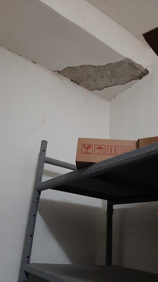 3. Odpadnutá omietka na strope v suchom sklade potravín cca 50x70 cm.
