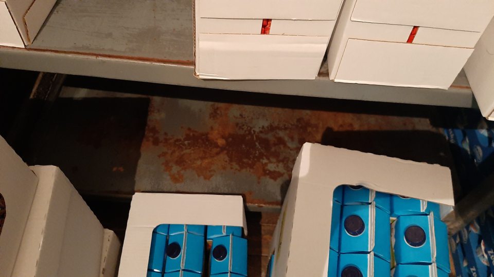 5. Poškodený náter kovových regálov so začínajúcou koróziou na viacerých miestach v chladiacom boxe na skladovanie mliečnych výrobkov.