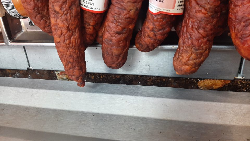 Zhrdzavená chladiaca vitrína na mäsové výrobky v zadnej časti za ložnou plochov - pokrytá hrubou vrstvou hrzde, zamrznutého kondenzu a inými nečistotami.