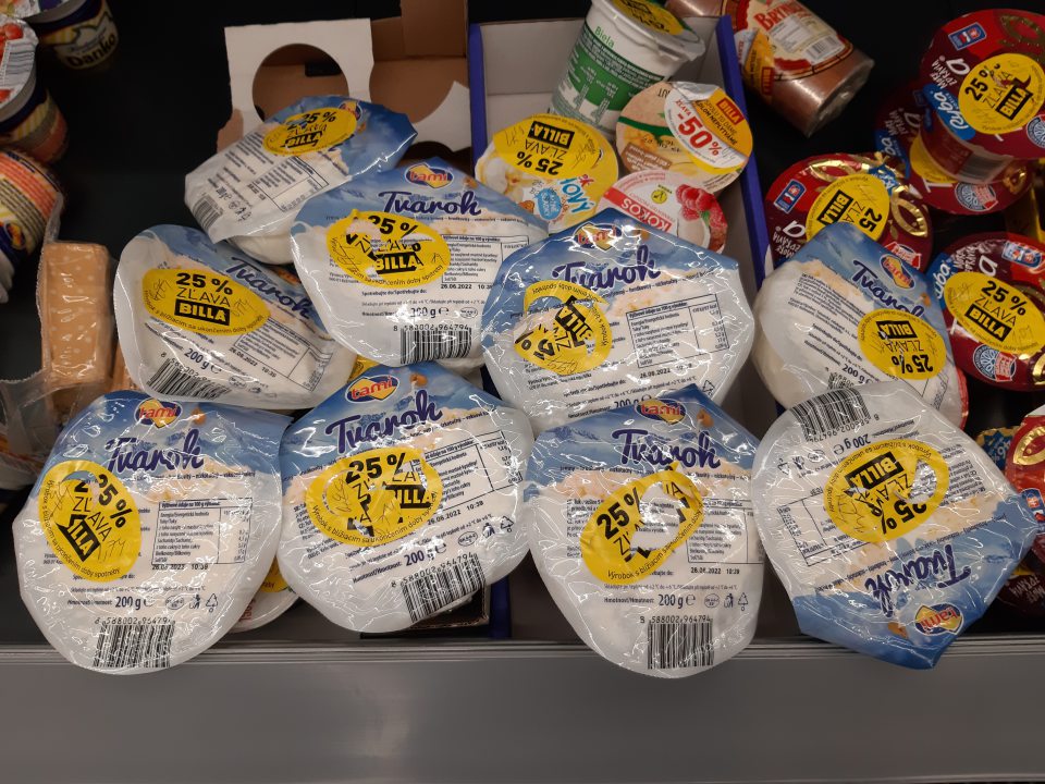 Výrobok mal na spotrebiteľskom balení etiketou ,, BILLA zľava 25%" prelepené povinné údaje o zložení výrobku, dátume spotreby a výživové údaje.