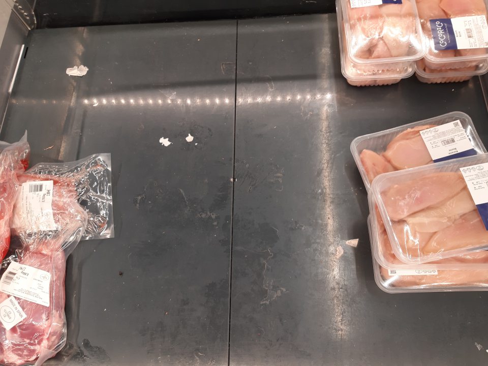 Chladiarenská vitrína na balené mäso mala ložnú plochu znečistenú potečenou zaschnutou tekutinou, prachom, hmyzom.