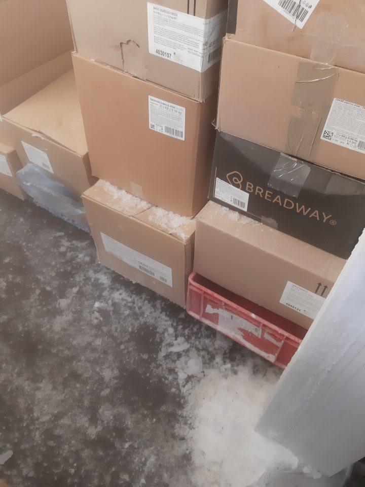 Podlaha v mraziacom sklade v zázemí a kartónové obaly s výrobkami boli znečistené väčšom rozsahu vrstvou namrznutej vody.