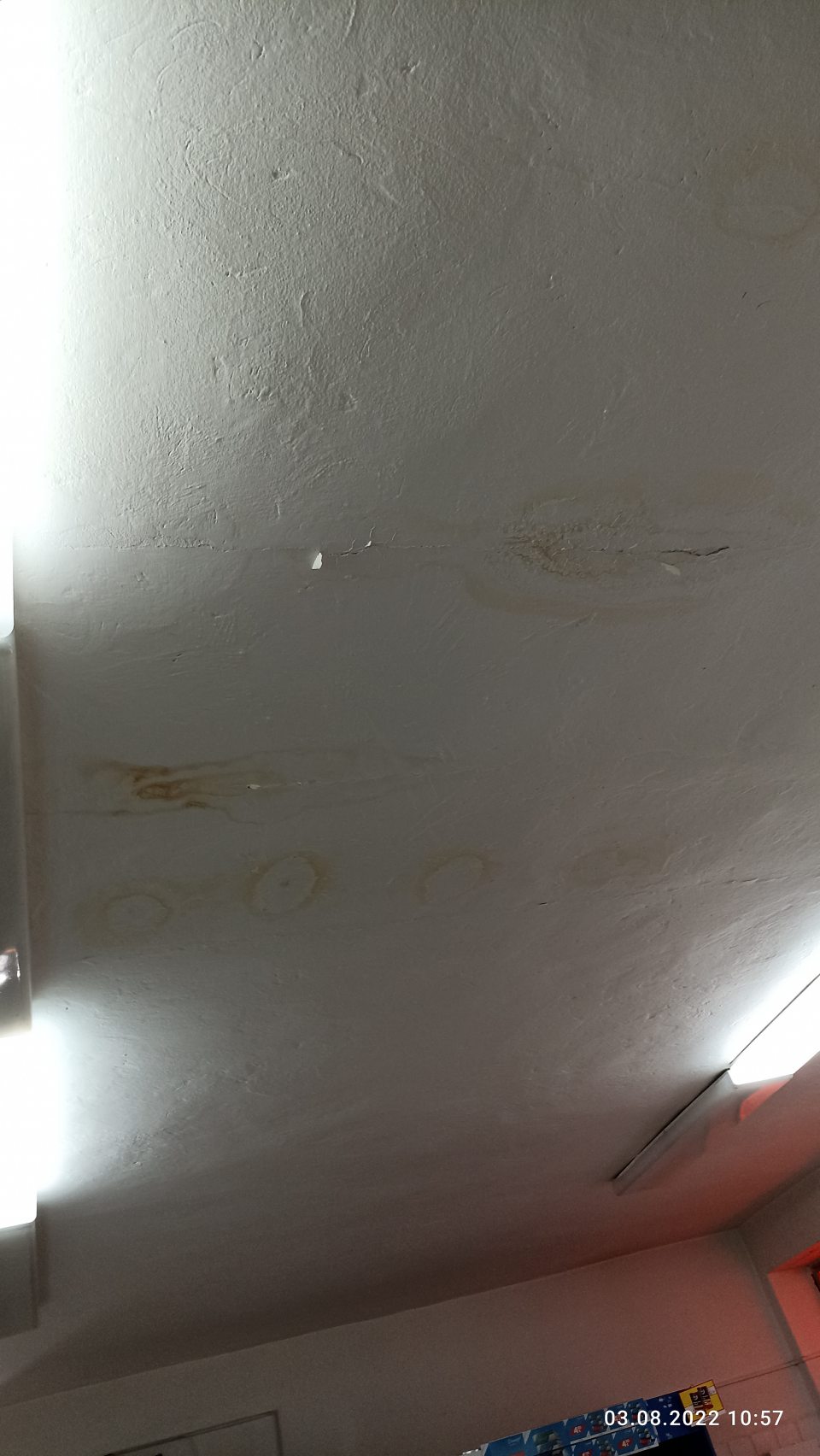 zatečený strop v predajni