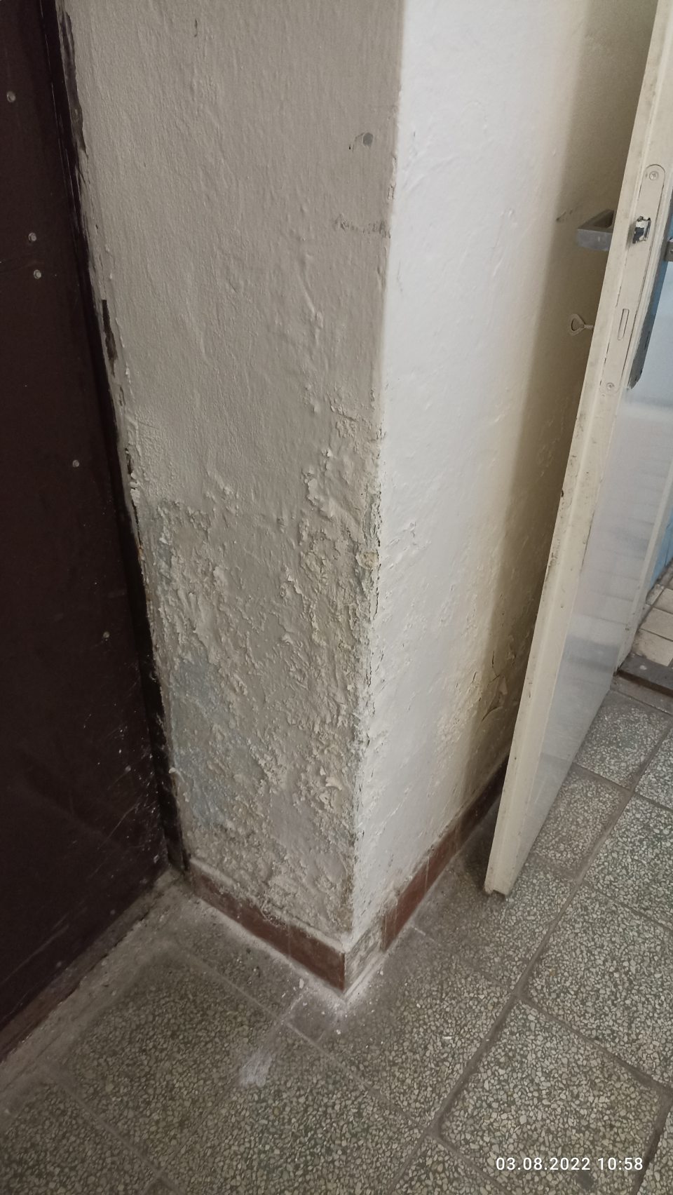 poškodená stena v manipulačnej chodbe