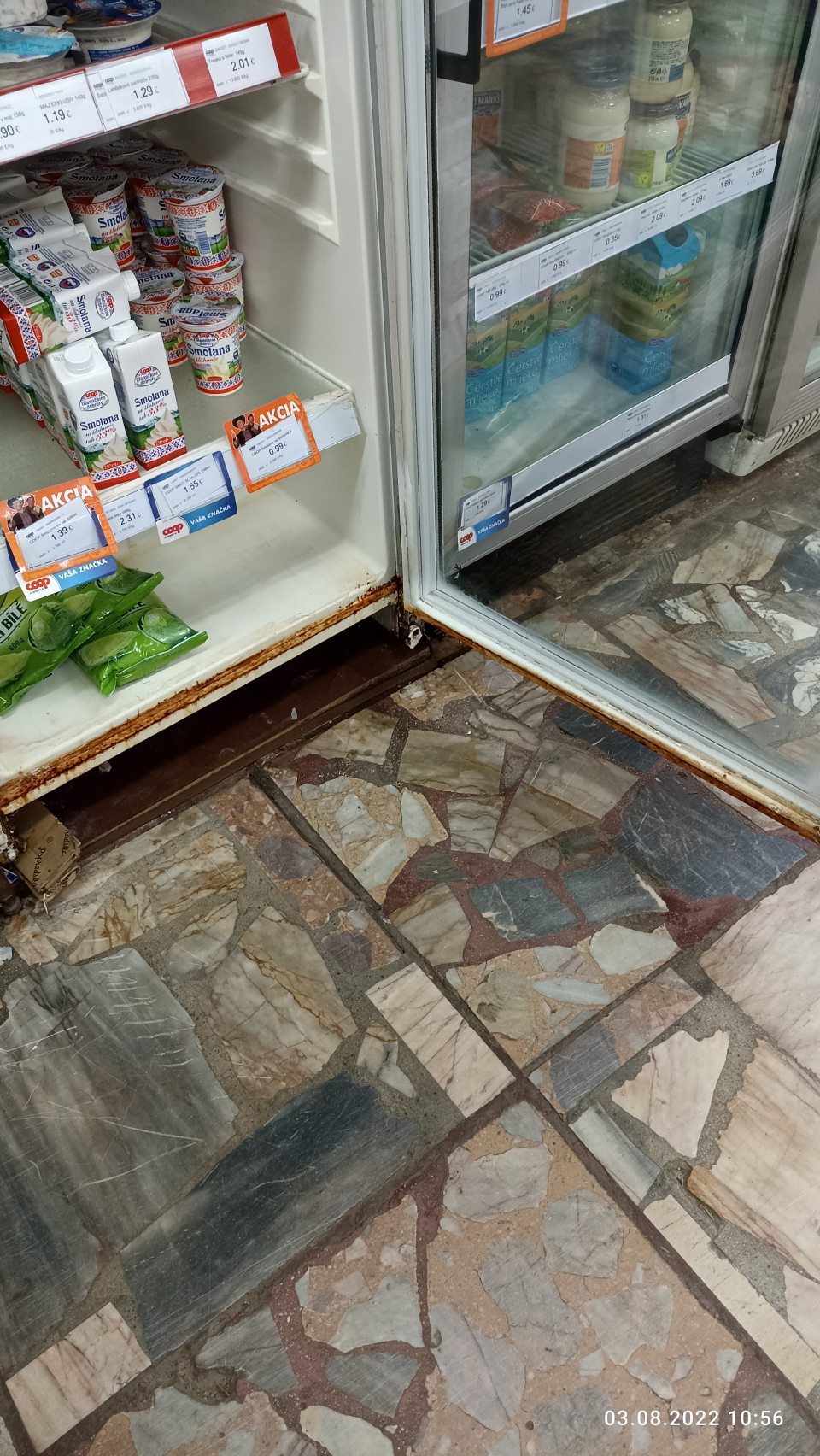 korózia na prednej strane chladiacej vitríny 