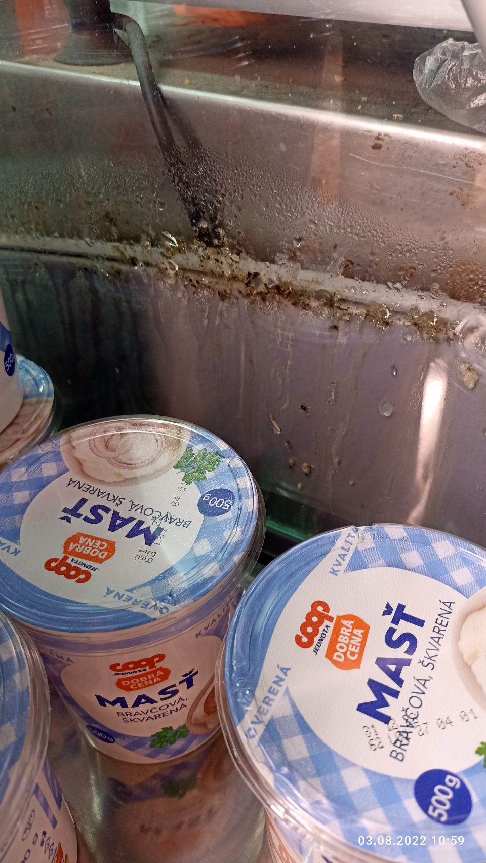 znečistenie bočných skiel na chladiacej vitríne s porastom plesní