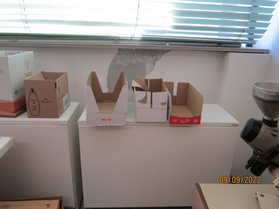 2. Opadaná omietka na stene v predajni.