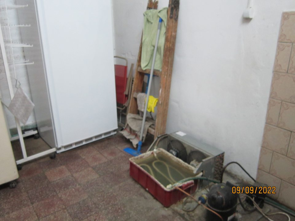 3. Nekrytá nádoba na kondenzovanú vodu v suchom sklade potravín, znečistená prachom a usadeninami - vodný kameň.